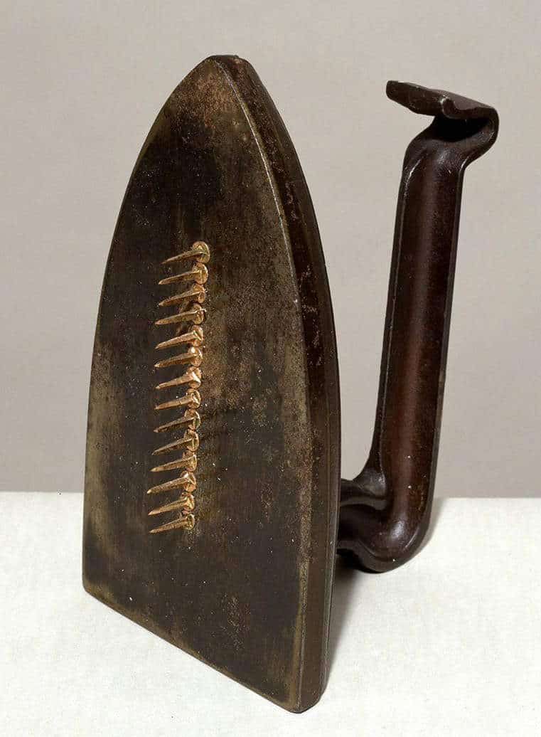 Man Ray, Cadeau, 1921