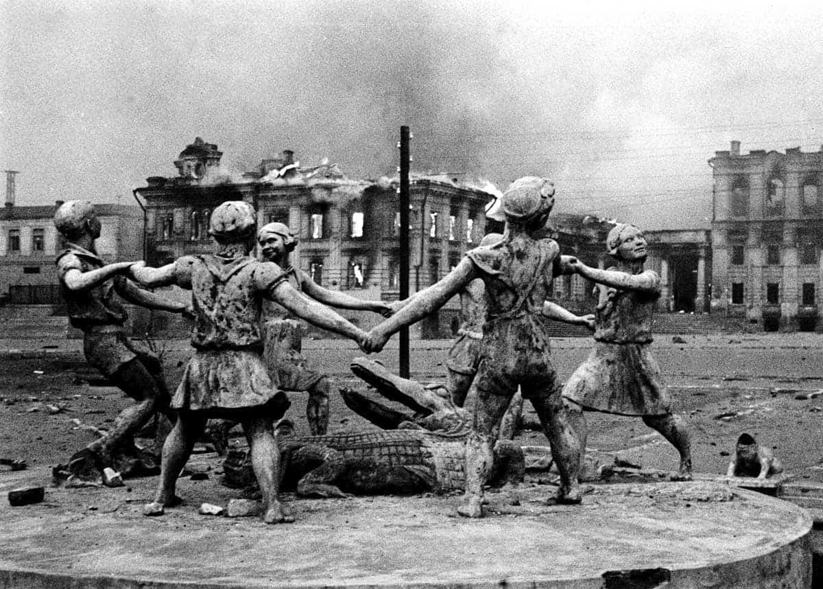 stalingrad railway station statue