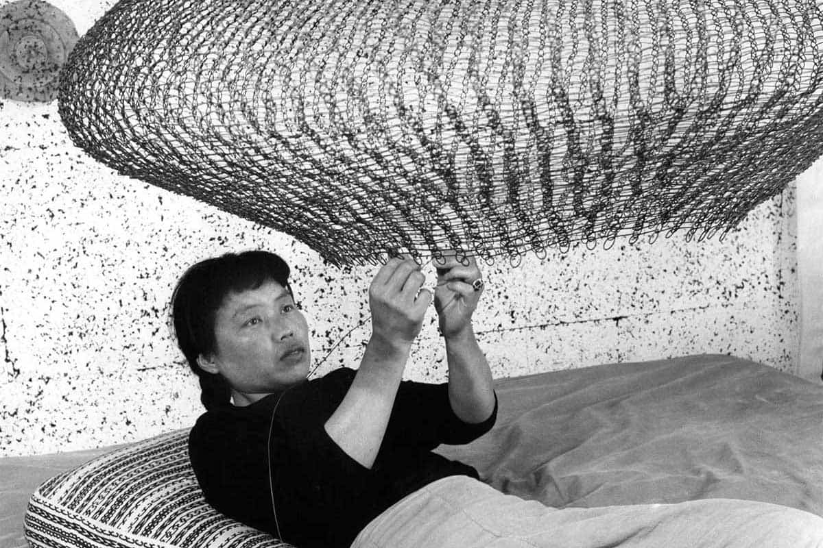 ruth asawa working wire sculpture