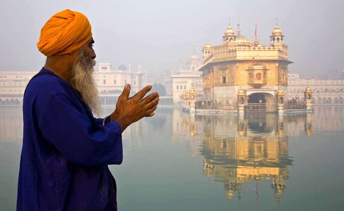 praying man amritsar temple