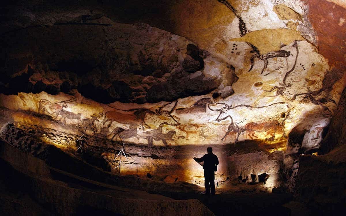 lascaux cave paintings tourism