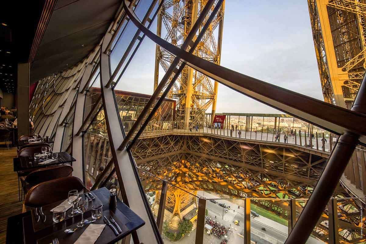 paris eiffel tower restaurant view