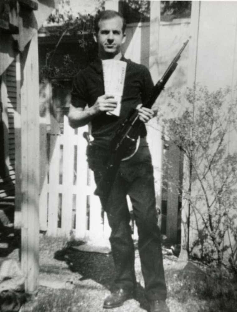 lee harvey oswald holding rifle