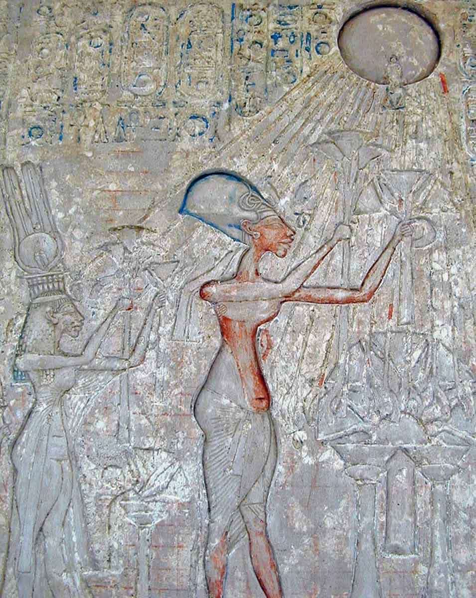 akhenaten worshipping Aten