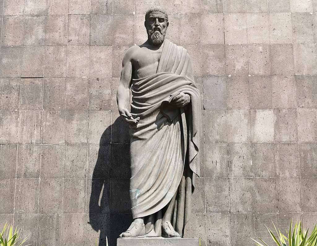 Statue of Plato in the Centro Médico Nacional Siglo XXI