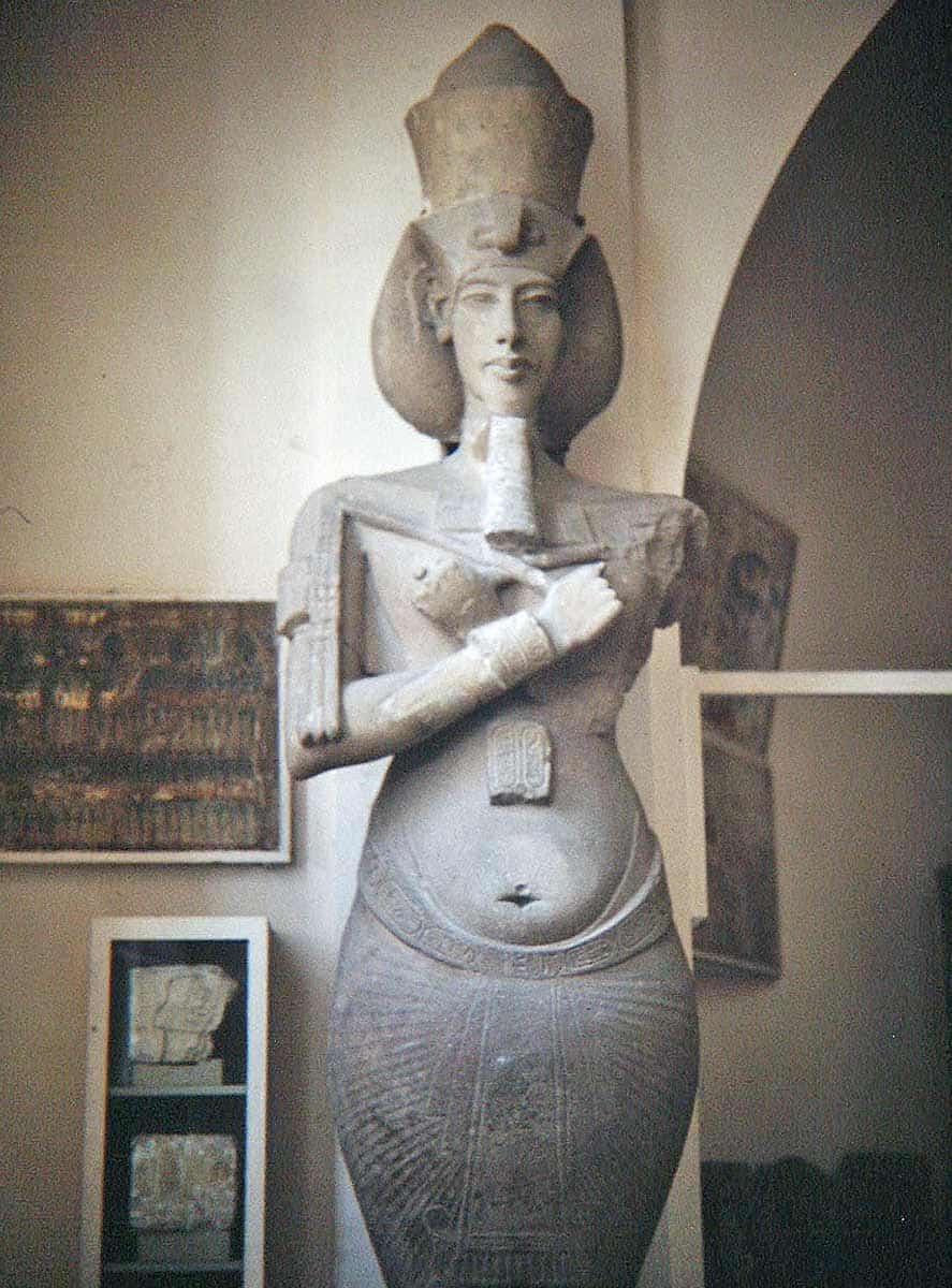 colossal statue akhenaten