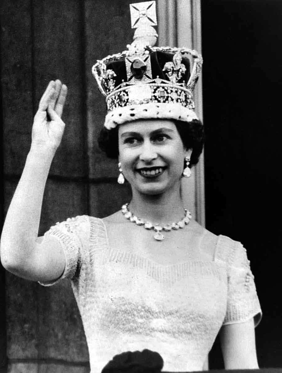 queen elizabeth waving