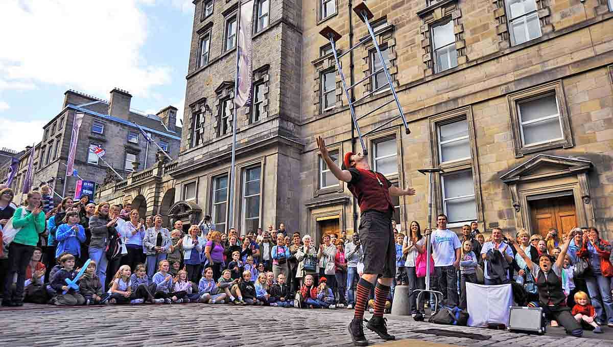 A festival performer on the Royal Mile, Edinburgh Fringe Festival (2010), via Wikimedia Commons