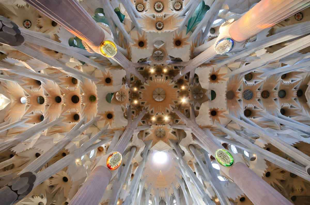 la sagrada familia ceiling