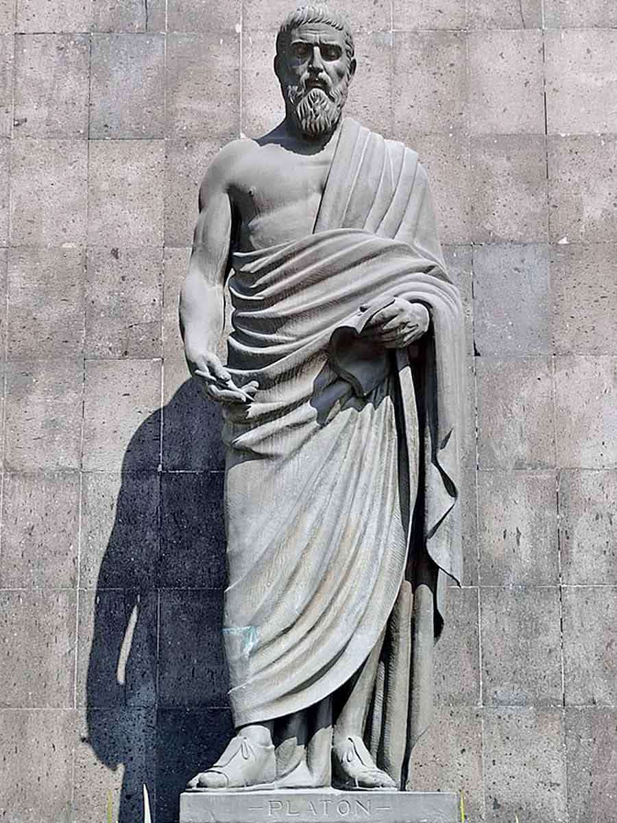 centro-médico-plato-statue