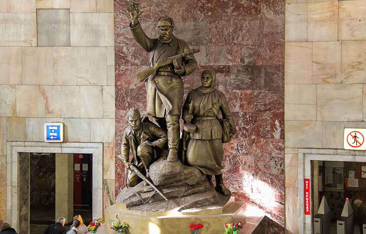 partizanskaya station statue