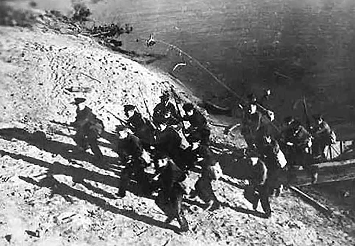 Soviet Marines landing at Stalingrad 