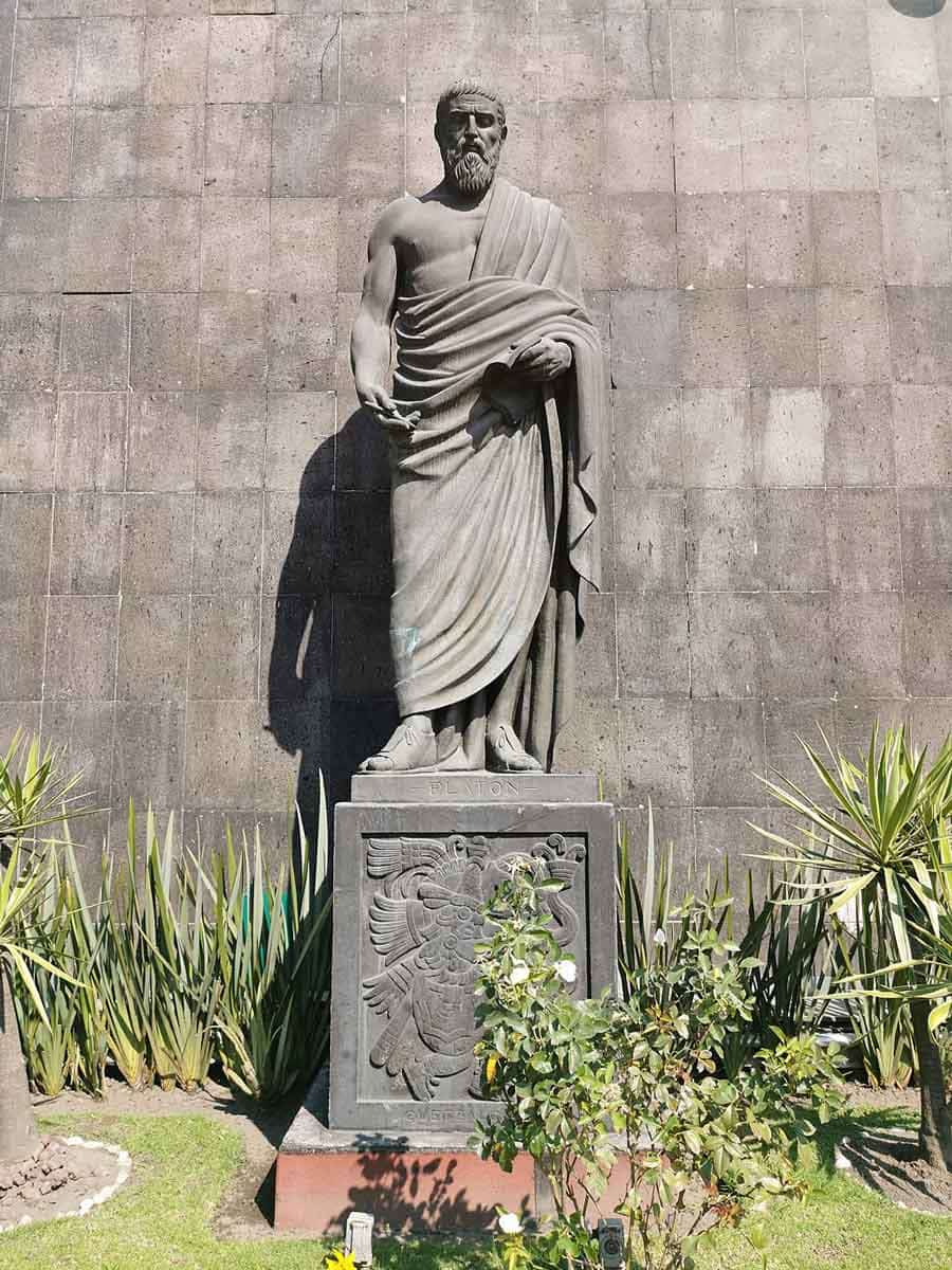 centro médico plato statue