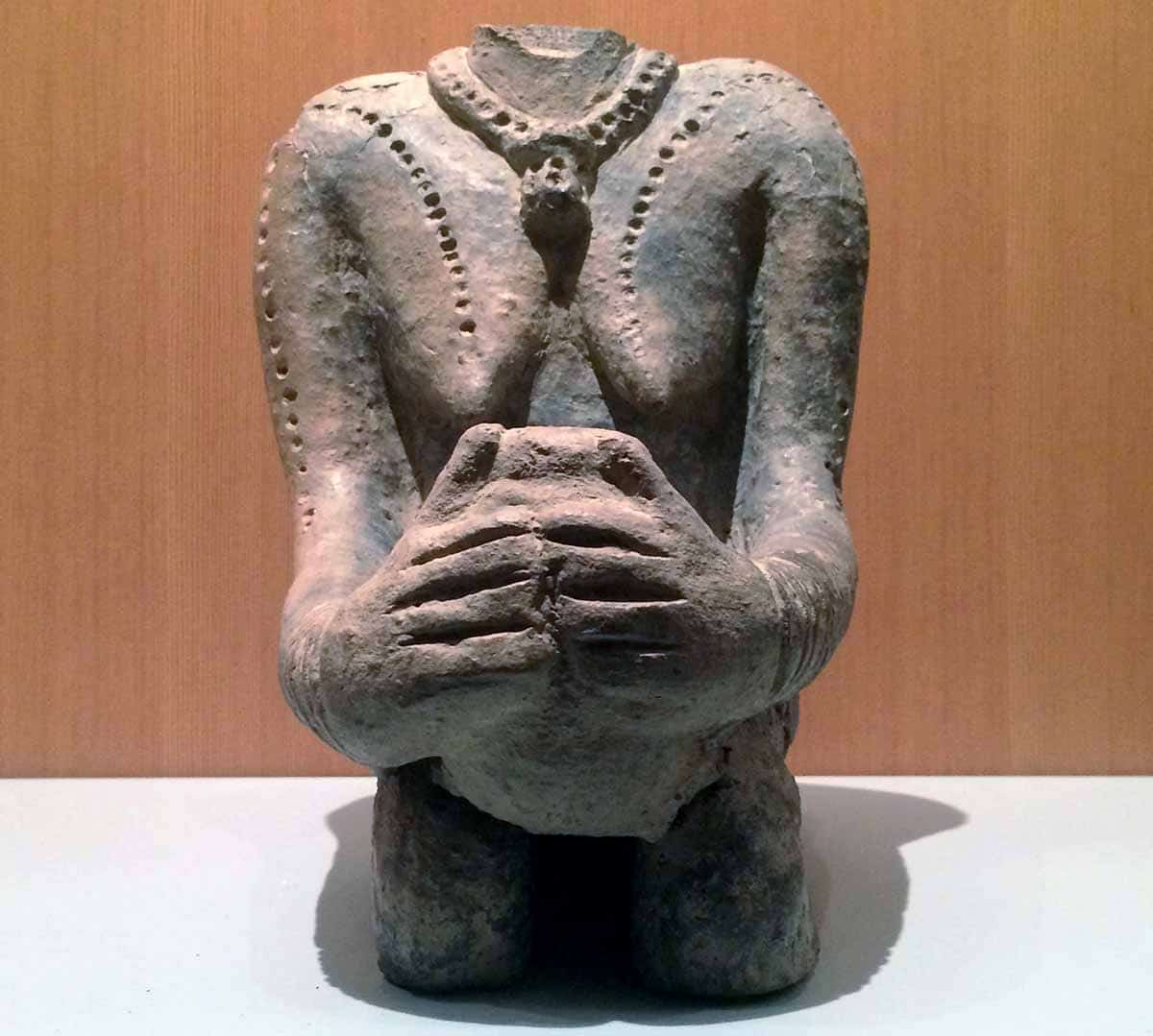 fragment statue female figure