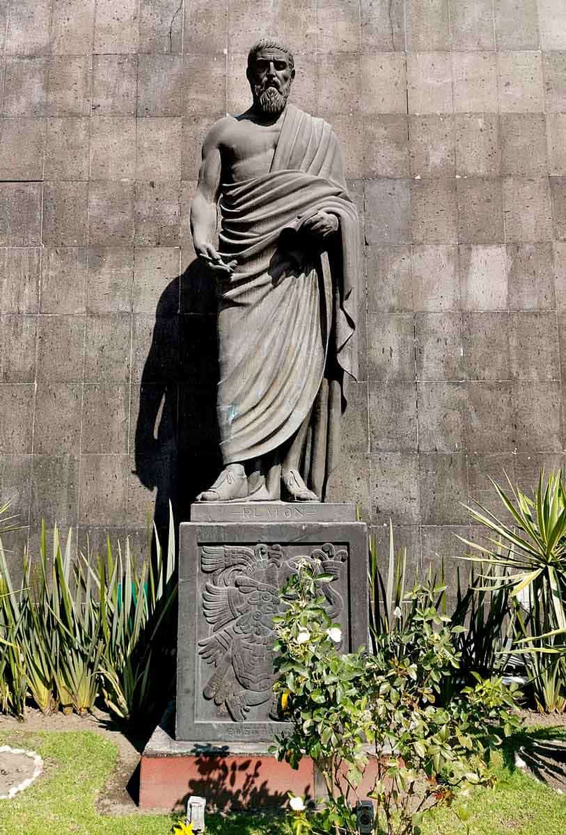 centro médico plato statue