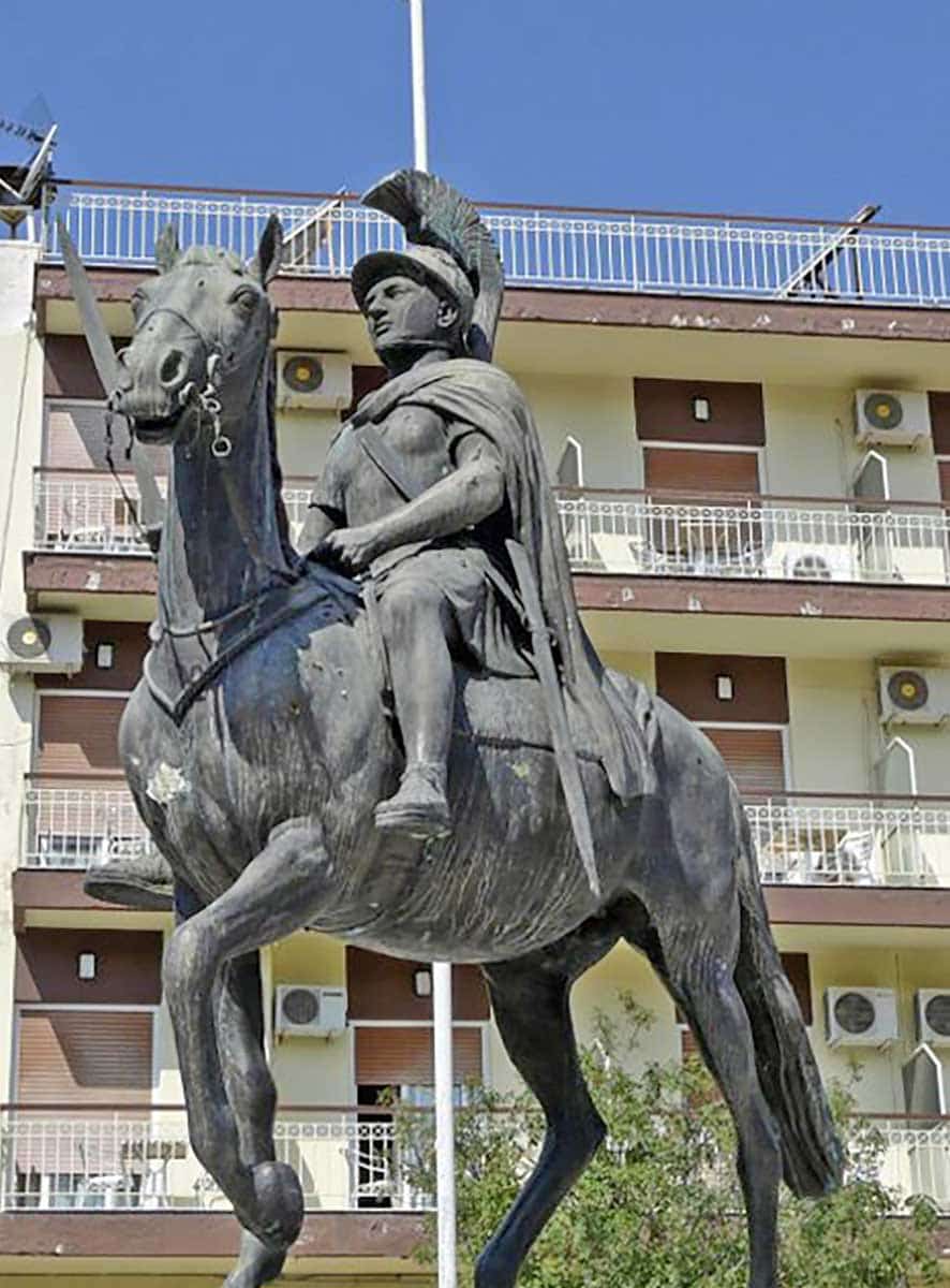 statue pyrrhus arta equestrian statue