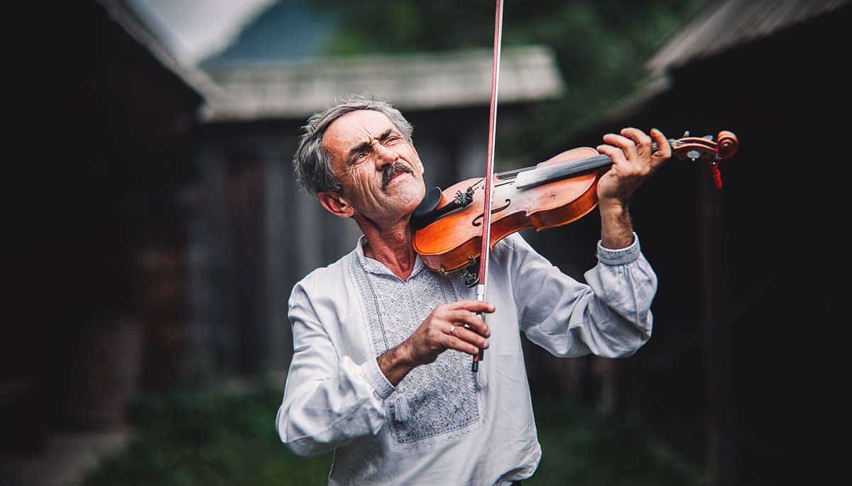 An unknown violinist plays in the village of Krivorivnya, Western Ukraine, 2014, Source: Wikimedia Commons