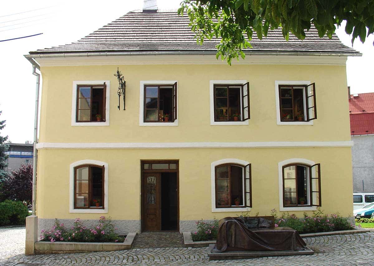 A photograph of Freud’s birthplace in Freiberg where his family rented a room. Source: Wikimedia Commons