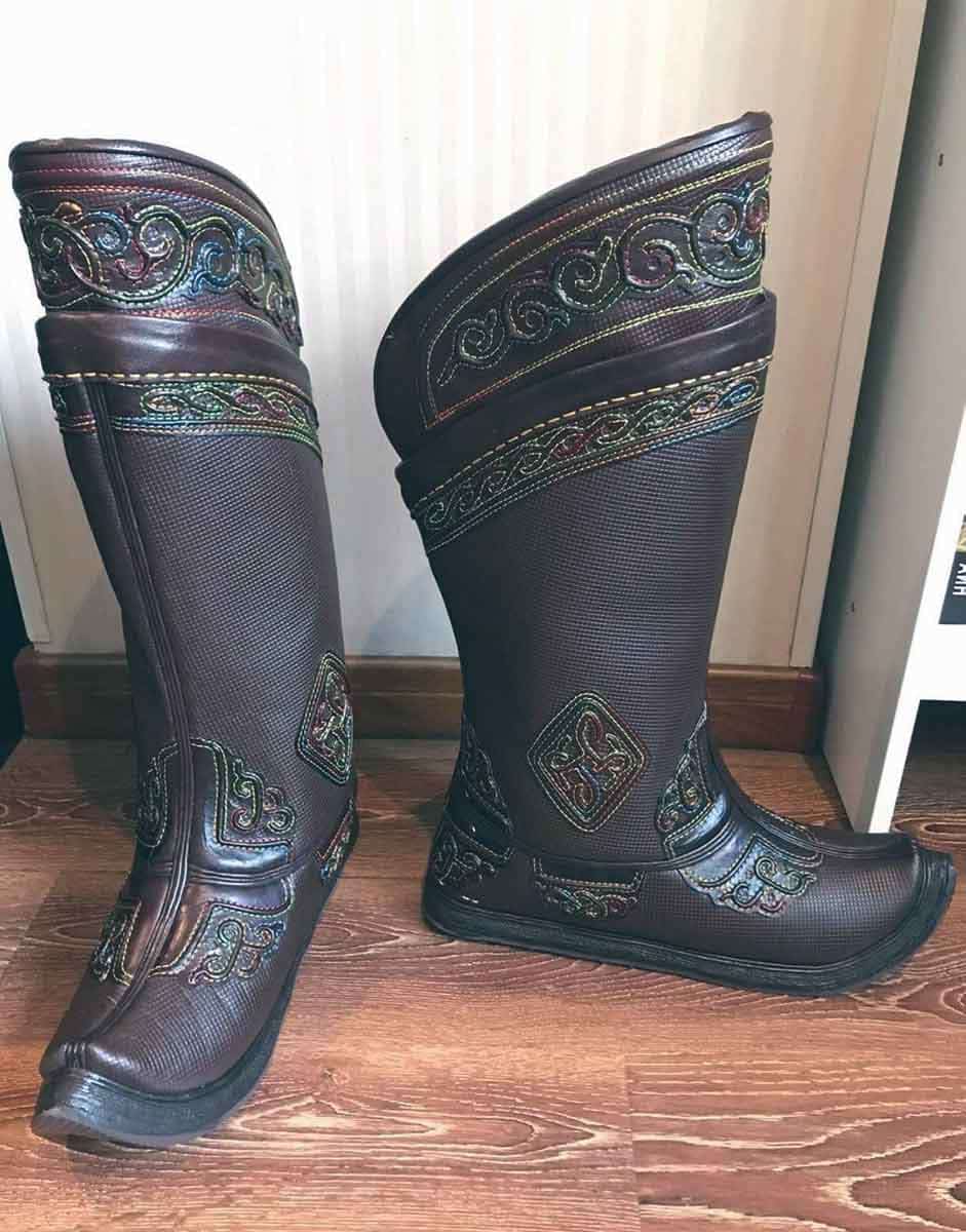 traditional mongol boots