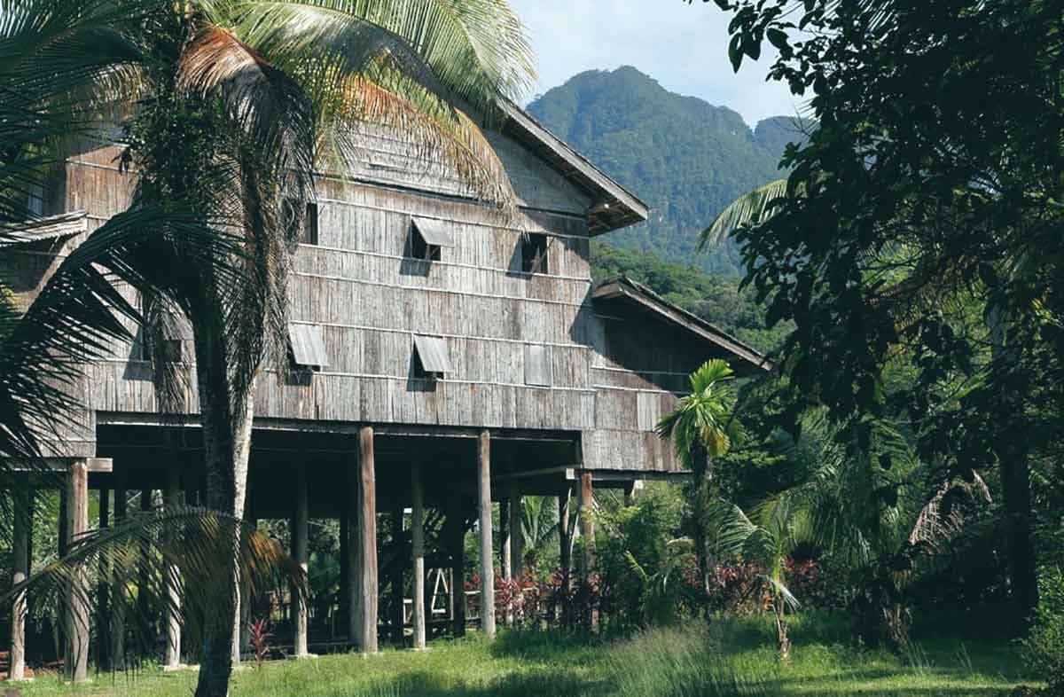 kalimantan indonesia longhouse