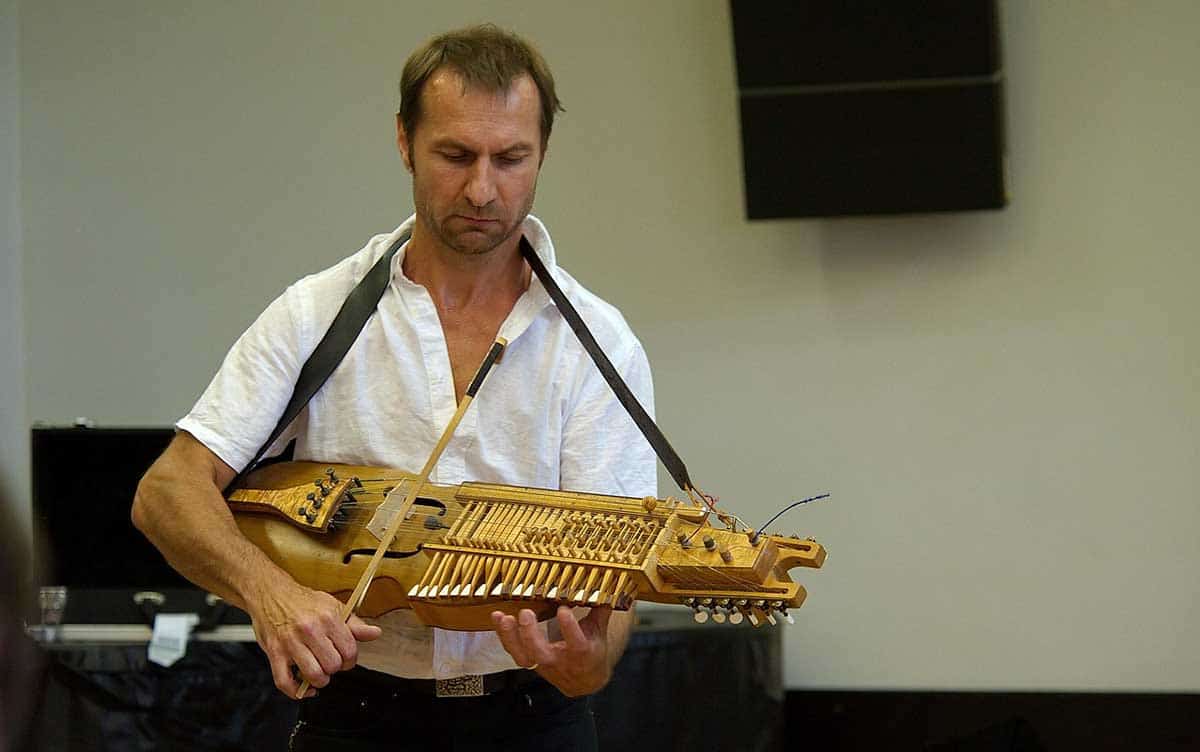 Swedish folk musician and instrument maker Alban Faust with a Nyckelharpa, 2011, Source: Wikimedia Commons