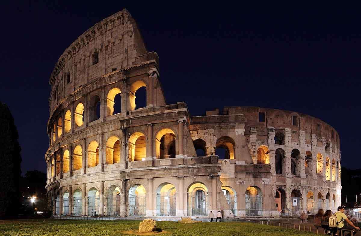 The Colosseum at night. Image: Wikimedia Commons