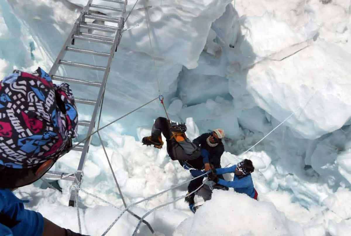 mount everest avalanche rescue