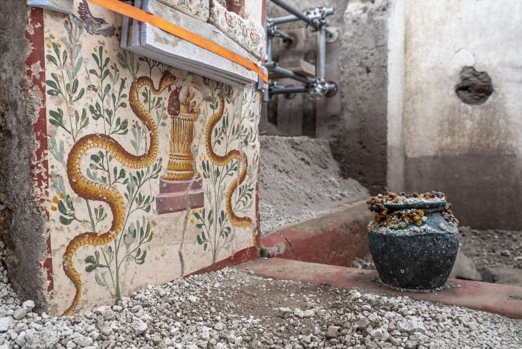 pompeii-tiny-house-painted-altar