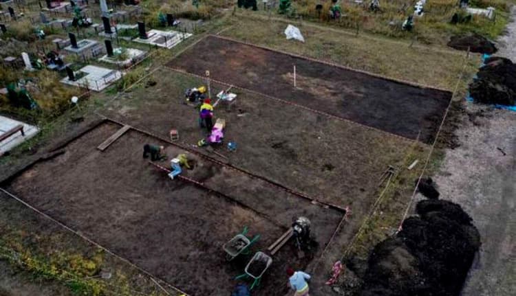 Siberian Gravediggers Find the 2,000 Year Old Burial Chamber